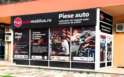 Vitrina magazinului Automobilus — piese auto și laborator de vopsele