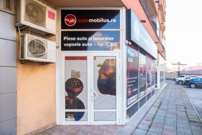 Intrarea în showroom-ul Automobilus — piese auto și laborator vopsele